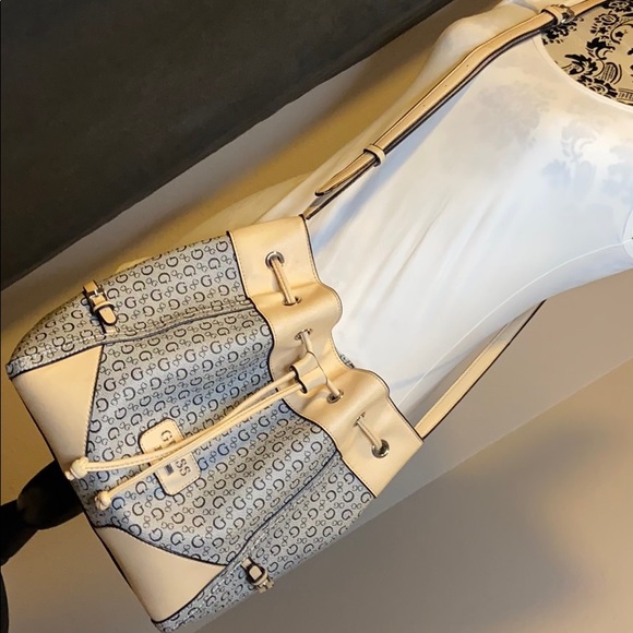 Guess -monogram -drawstring bucket bag- beige/grey - Picture 4 of 8